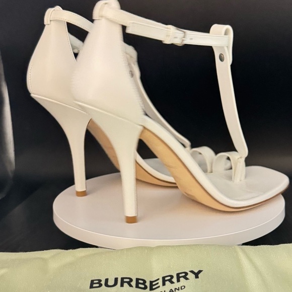 BURBERRY 
Optic White Stephanie Pumps 
EU38.5 - Picture 7 of 12